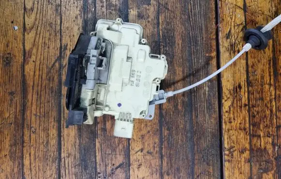 Audi Q7 4L Rear door lock 8K0839016