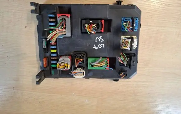 Peugeot 207 Fuse module 9664983480 20090318
