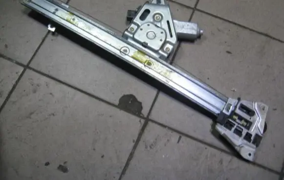 Mitsubishi Pajero Sport I Front door window regulator with motor