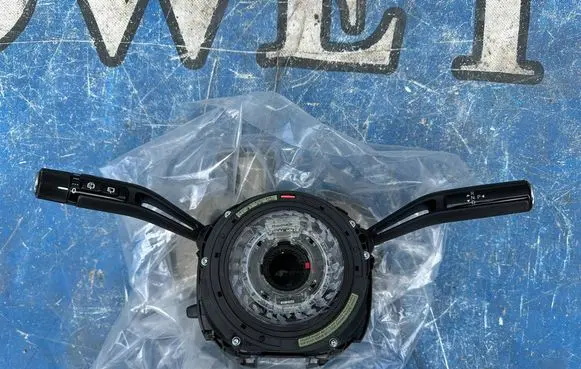 Wiper turn signal indicator stalk/switch