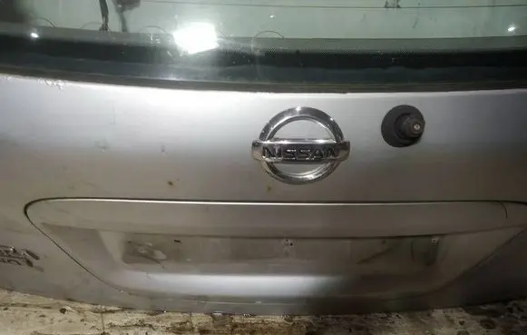 Nissan Almera Tino Trunk door license plate light bar 