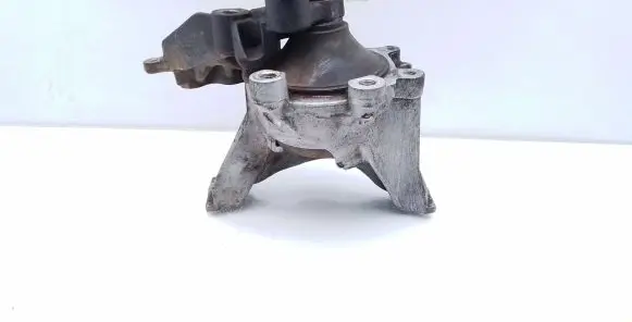 Honda CR-V Engine mount bracket
