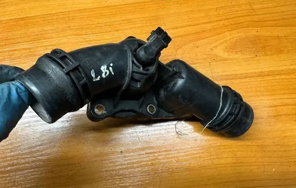Thermostat/thermostat housing