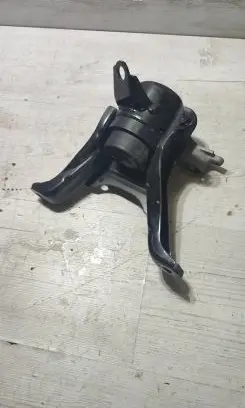 Engine mount vacuum valve