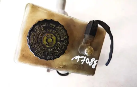 Brake fluid reservoir