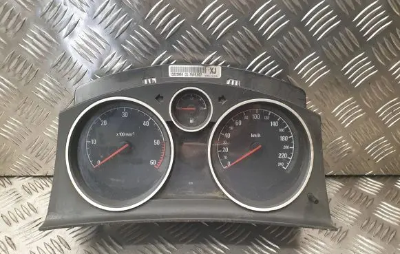 Opel Zafira B Speedometer (instrument cluster) 13225988