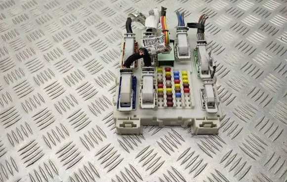 Ford C-MAX II Fuse module F1FT14A073BB AV6T14C520DA