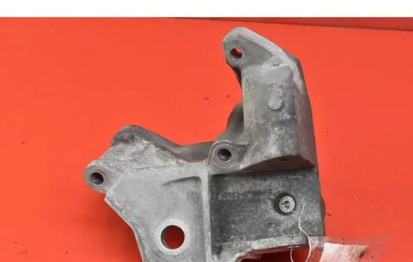 Engine mount vacuum valve
