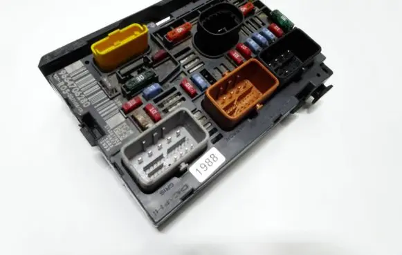 Peugeot 308 Fuse module 9664706280
