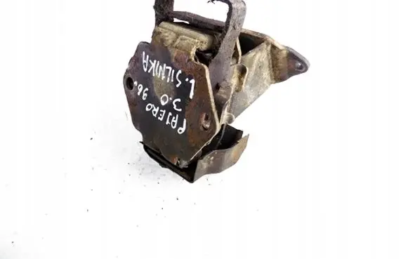 Mitsubishi Pajero Engine mount bracket