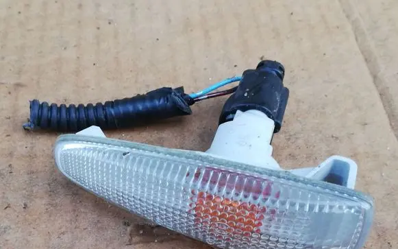 Mitsubishi Outlander Front fender indicator light
