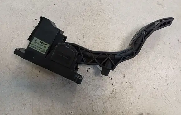 Accelerator throttle pedal