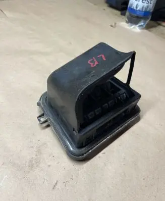 Quarter panel pressure vent