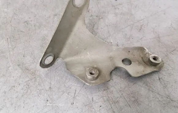 Audi Q7 4L Fender mounting bracket 4L0821135