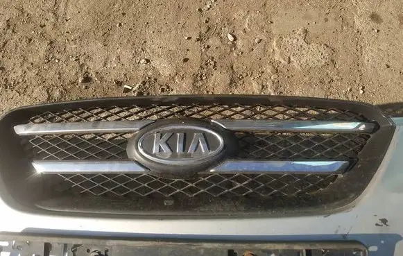 KIA Carens II Front grill