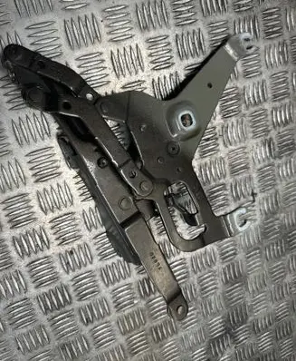 Engine bonnet/hood hinges