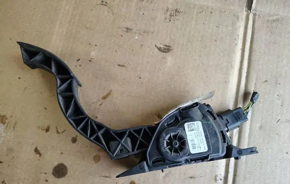 Accelerator throttle pedal
