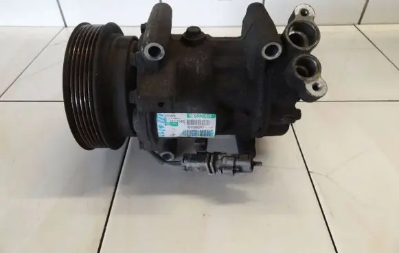 Renault Clio III Air conditioning (A/C) compressor (pump) 8200365787-A