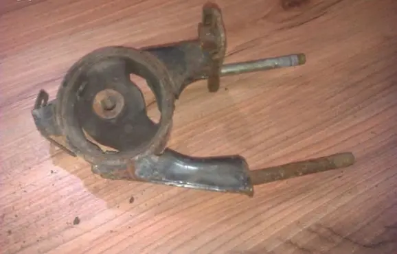 Toyota Yaris Engine mount bracket 123710j010