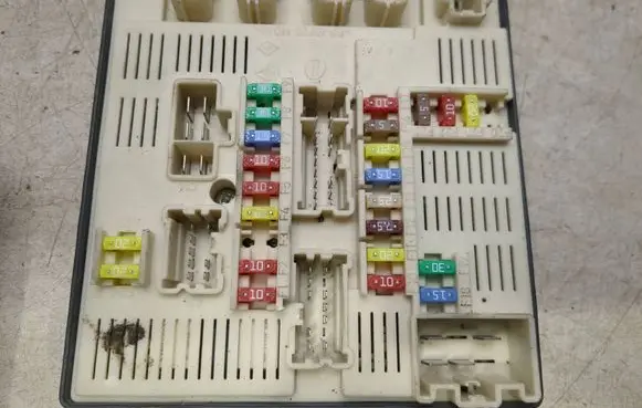 Renault Scenic III - Grand scenic III Fuse module 284B68372R 9636172763 519339501