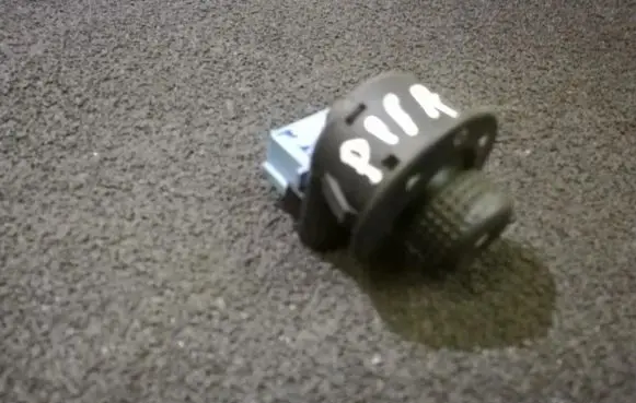 Citroen C3 Wing mirror switch 185526