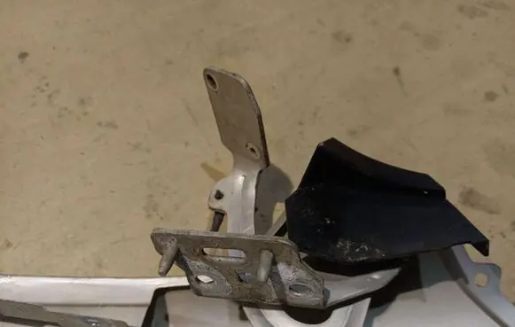 Peugeot 1007 Engine bonnet/hood hinges