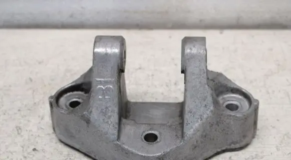 Nissan X-Trail T32 Engine mounting bracket 038172