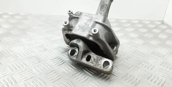 Volkswagen Tiguan Engine mount bracket 5N0199262E