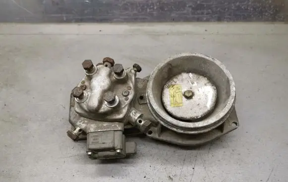 Audi 80 90 B3 Fuel distributor 0438121011 026133353 0438101005