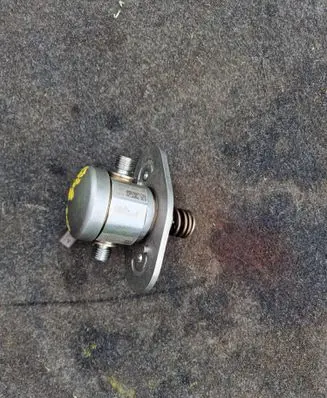 BMW 3 G20 G21 Fuel injection high pressure pump 8631642