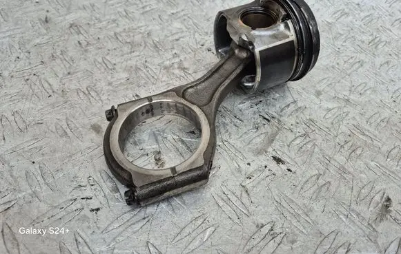 Subaru Forester SH Piston with connecting rod 