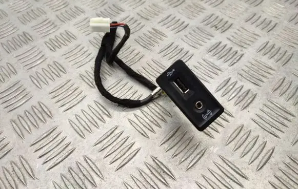 Volkswagen Golf Sportsvan USB socket connector 5G0035222E 5Q0035726E