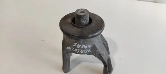 Engine mounting bracket
