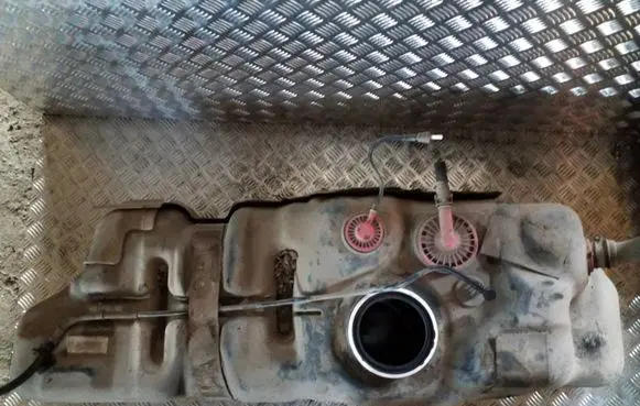 Toyota Land Cruiser (J120) Fuel tank 