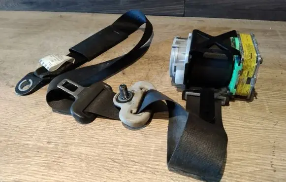 Toyota Urban Cruiser (XP110) Front seatbelt