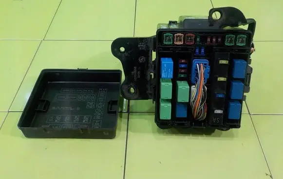Suzuki Grand Vitara II Fuse box set BEZPIECZNIKOW 16AB60