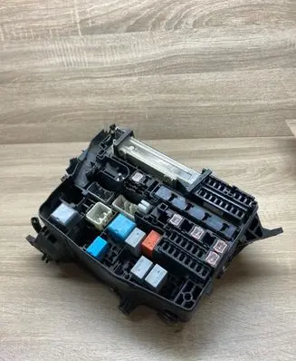 Toyota Avensis T270 Fuse module 8211105L52 410W