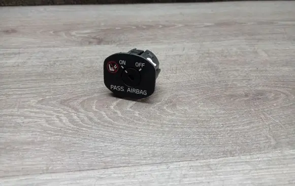 Passenger airbag on/off switch