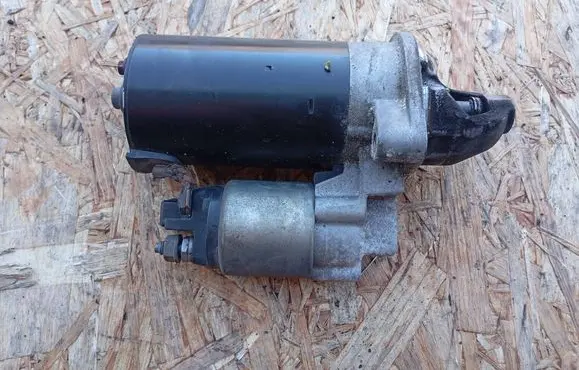 BMW 1 E81 E87 Starter motor 7589350