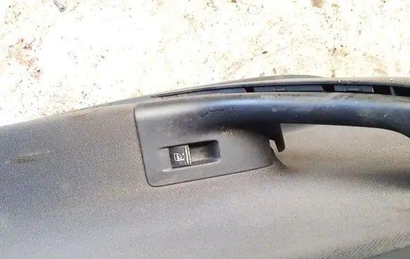 Volkswagen Golf V Electric window control switch