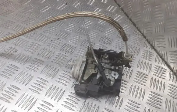 Audi A4 S4 B5 8D Front door lock 4D0173A