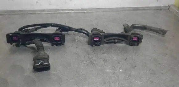 Volkswagen PASSAT B5 Fuel injector wires 058103592A