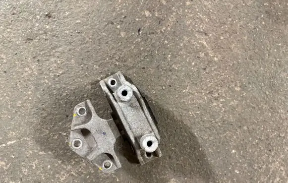 Engine mounting bracket