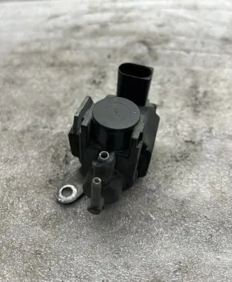 Engine mount vacuum valve