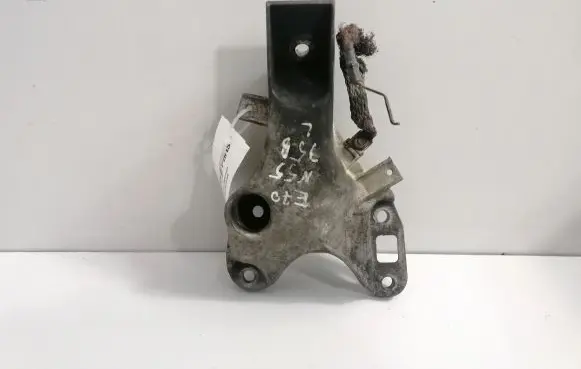 Engine mounting bracket