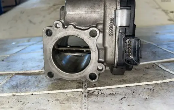 Peugeot 5008 Throttle valve 9673534480