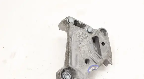Volkswagen PASSAT B8 Engine mount bracket 05L199207