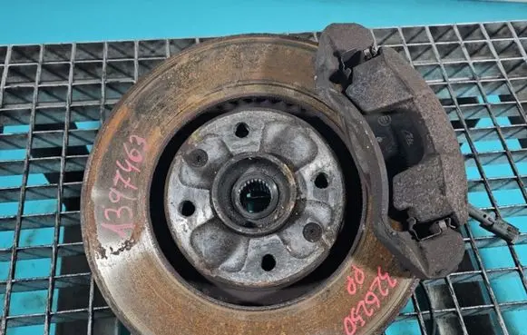 Front wheel hub spindle knuckle