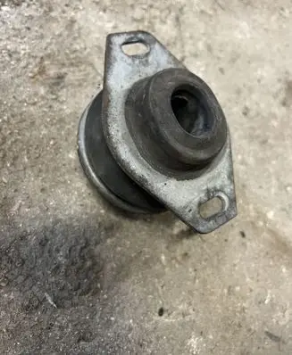 Opel Frontera B Engine mount bracket