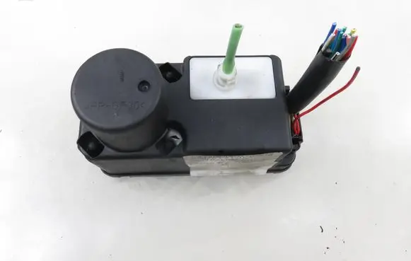 Volkswagen PASSAT B4 Central locking vacuum pump 1H0962257G